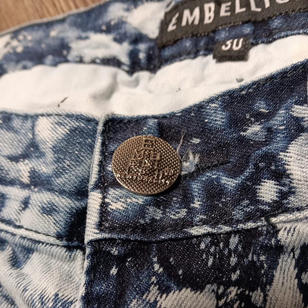 EMBELLISH MEN'S SIZE 30×32.5 CLASSIC ACID WASHED JEANS.